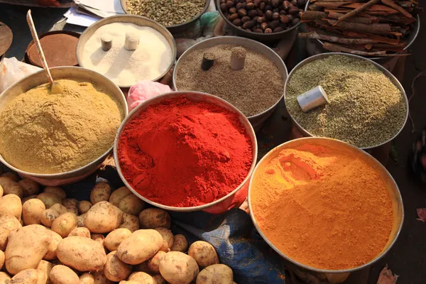 Schalen mit Kochgewürzen auf dem indischen Markt — Stockfoto