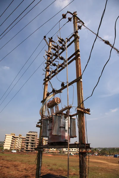 Busy old powerline Goa — Stock Photo, Image