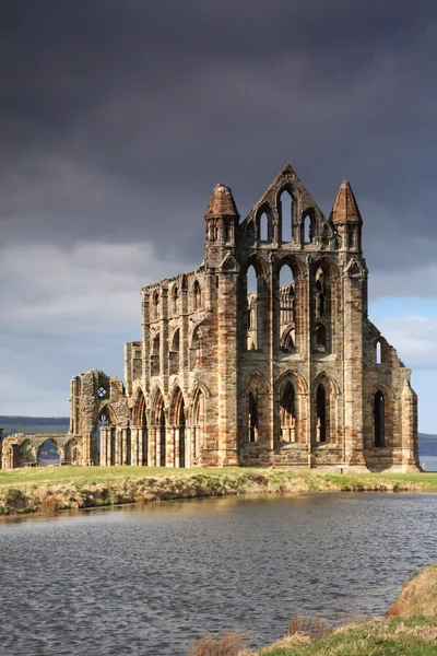 Whitby abbey verlicht door de zon — Stockfoto