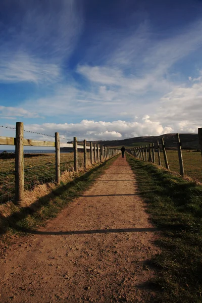 North yorkshire sahil yolu üzerinde yalnız walker — Stok fotoğraf