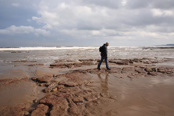 Hombre caminando por la playa de Scarborough — Foto de Stock