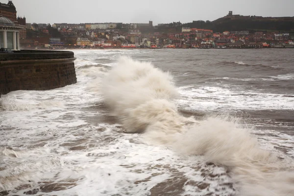 Mar tempestuoso em Scarborough — Fotografia de Stock