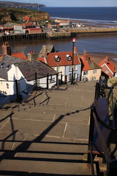 Op zoek naar beneden de 199 stappen aan whitby — Stockfoto