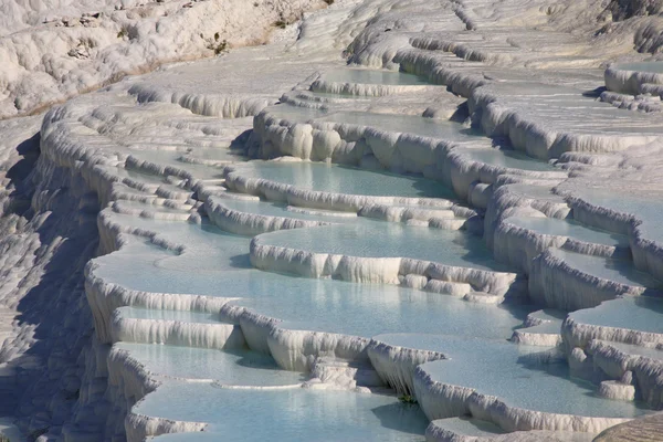 Schimmernde blaue Pfützen aus Pumakkale — Stockfoto