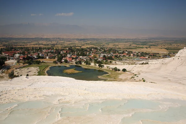 Blick hinunter zum Dorf Pumakkale — Stockfoto