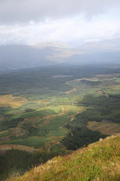 Uitzicht naar beneden vanaf Aonach Mor Scotland — Stockfoto