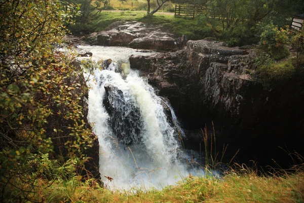 Kleiner Wasserfall in Schottland — Stockfoto