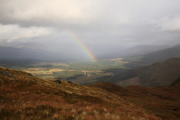 Arco-íris sobre os Glens escoceses — Fotografia de Stock