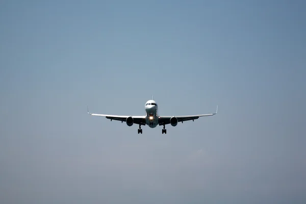 Repülőgép jön a földre: Skiathos, Görögország — Stock Fotó