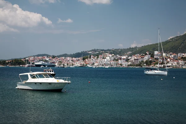 Met het oog op skiathos stad — Stockfoto