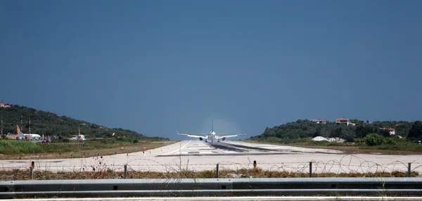 スキアトス島空港で滑走路に飛行機 — ストック写真