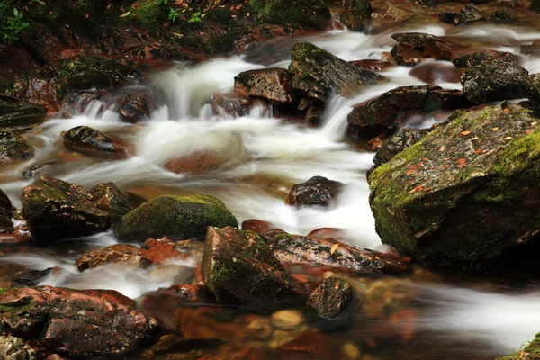 Stream uitgevoerd over rotsen — Stockfoto