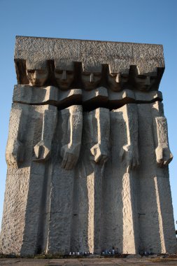 eski plaszow toplama kampında büyük granit Anıtı