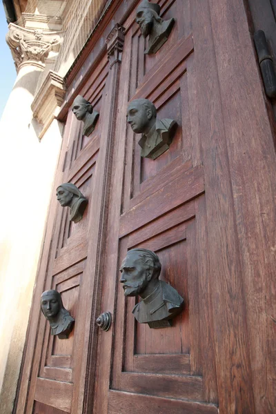 Büsten an der Tür der Mariacki-Tür — Stockfoto