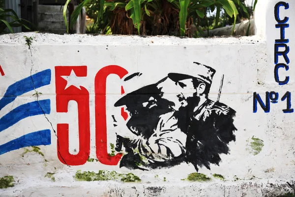 Graffiti marcando 50 años de la revolución en Cuba — Foto de Stock