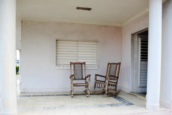 Two old wooden chairs on the porch — Stock Photo, Image