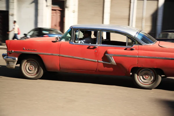 Coche rojo conduciendo por las calles de La Habana — Foto de Stock