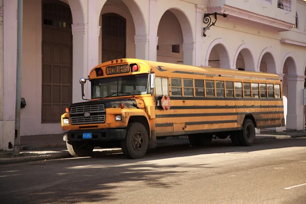 Antiguo autobús escolar amarillo La Habana — Foto de Stock