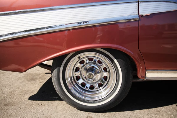 Ruota cromata di una vecchia auto americana Cuba — Foto Stock