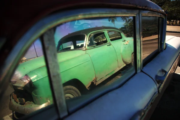 Cuban car reflection — Stock Photo, Image