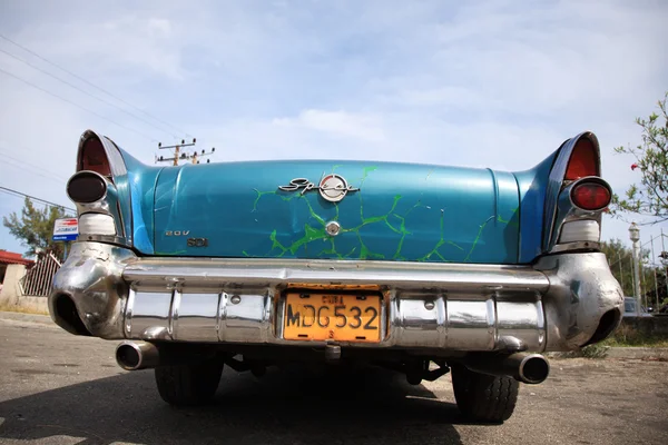 Eski bir mavi buick Küba'nın tampon — Stok fotoğraf