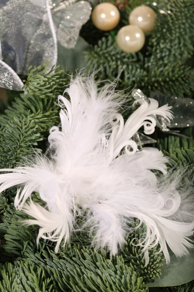 White feathers on a Christmas wreath — Stock Photo, Image