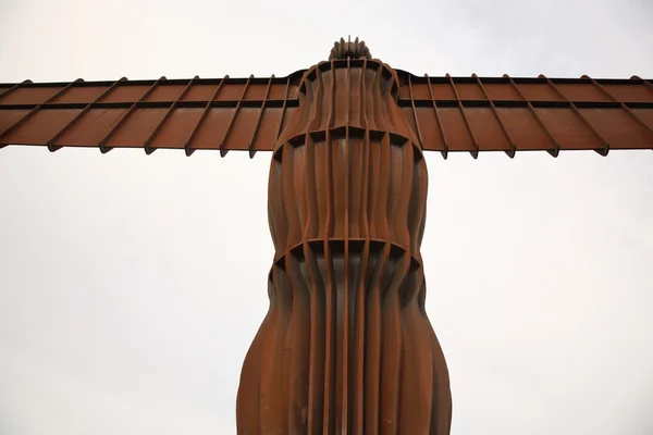 Looking up the Angel of the North — Stock Photo, Image