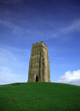 Glastonbury tor canlı mavi gökyüzü karşı
