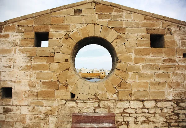 Blick durch die Hafenmauer — Stockfoto