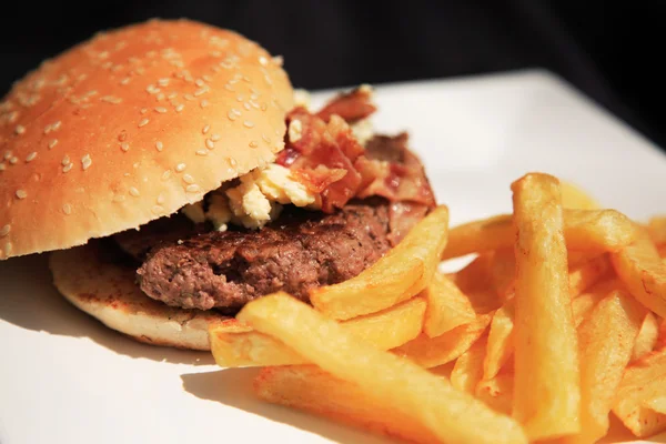 mavi peynir ve pastırmalı burger