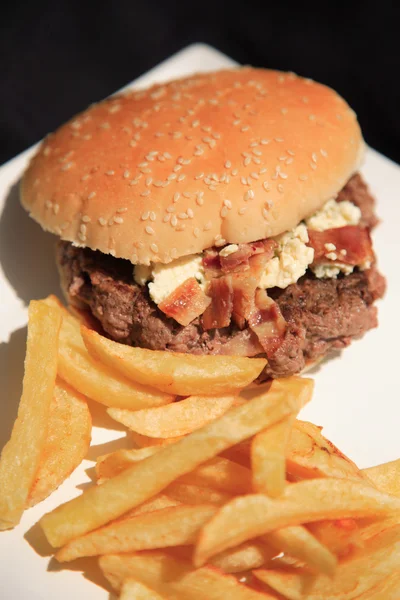 Mirando hacia abajo en una hamburguesa de queso azul — Foto de Stock