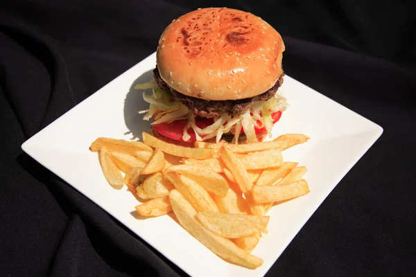 Hamburguesa de carne con papas fritas — Foto de Stock