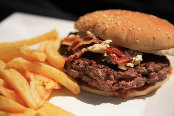 Hamburguesa de tocino y queso azul — Foto de Stock