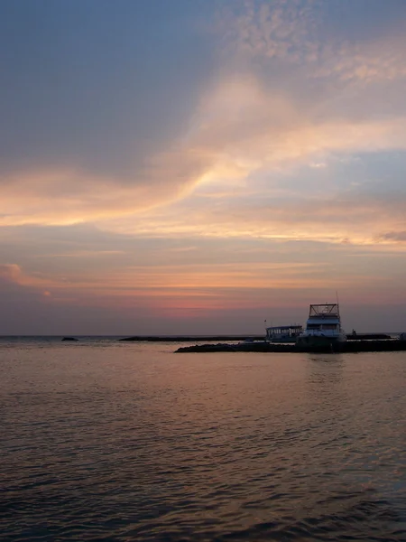 Boot im Sonnenuntergang — Stockfoto