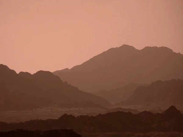 Gizemli kırmızı hills — Stok fotoğraf