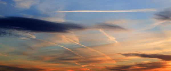 Panoramisch kleurrijke zonsondergang — Stockfoto