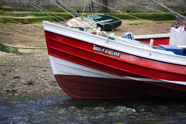 Barco de pesca rojo — Foto de Stock