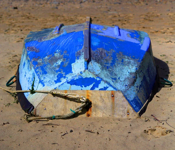 Upside down boat — Stock Photo, Image