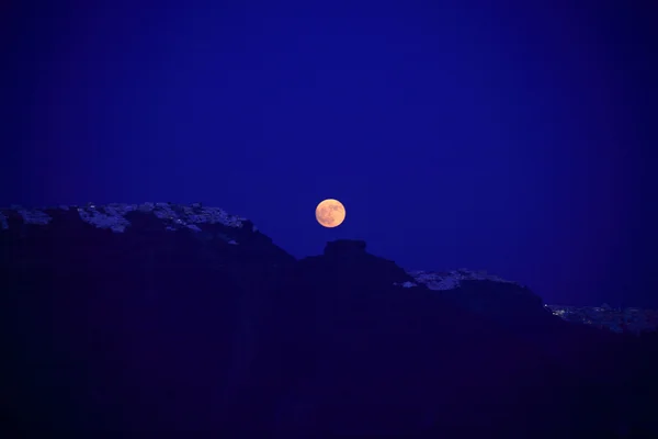 Luna naranja sobre Santorini — Foto de Stock