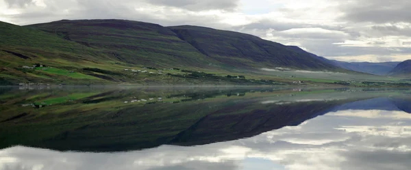 Panoramautsikt över reflektion i sjön — Stockfoto