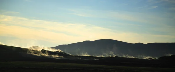 Vista panorâmica do ateaming paisagem islandesa — Fotografia de Stock