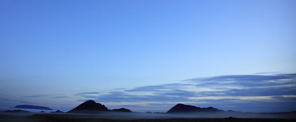 Paisaje brumoso silueta panorámica — Foto de Stock