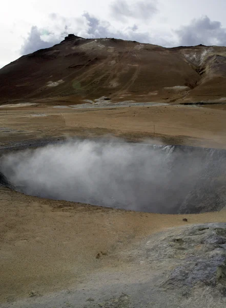 Dampfendes Loch im Boden — Stockfoto