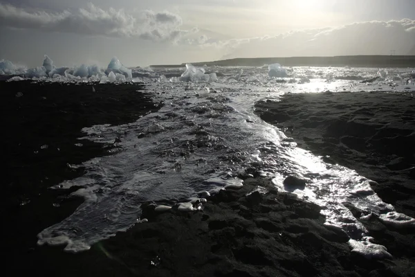 Wave and ice receeding — Stock Photo, Image