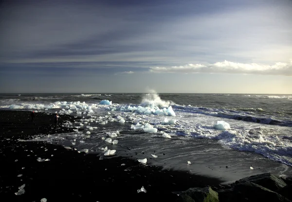 Volcanic beach and broken icebergs — Stock Photo, Image