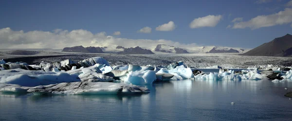 Panoramik icebergs üzerinde yüzlerce göster — Stok fotoğraf