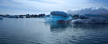 panoramik manzaralı güzel bir mavi buzdağı