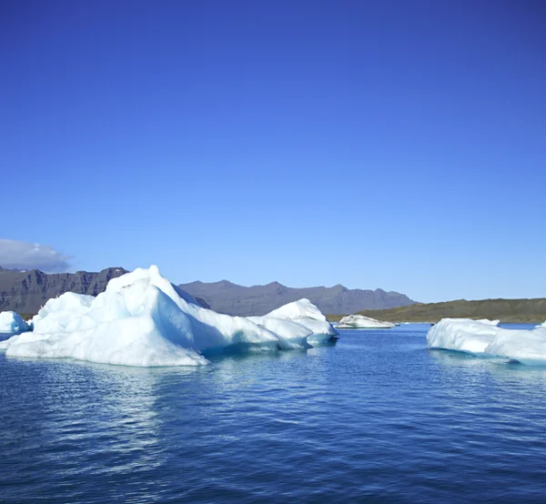Icebergs contra las montañas — Foto de Stock
