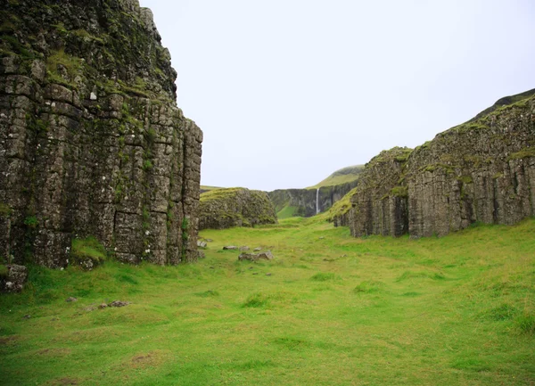 Vue à travers des colonnes de basalte — Photo