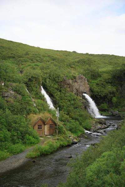 Häuschen an den Wasserfällen lizenzfreie Stockbilder